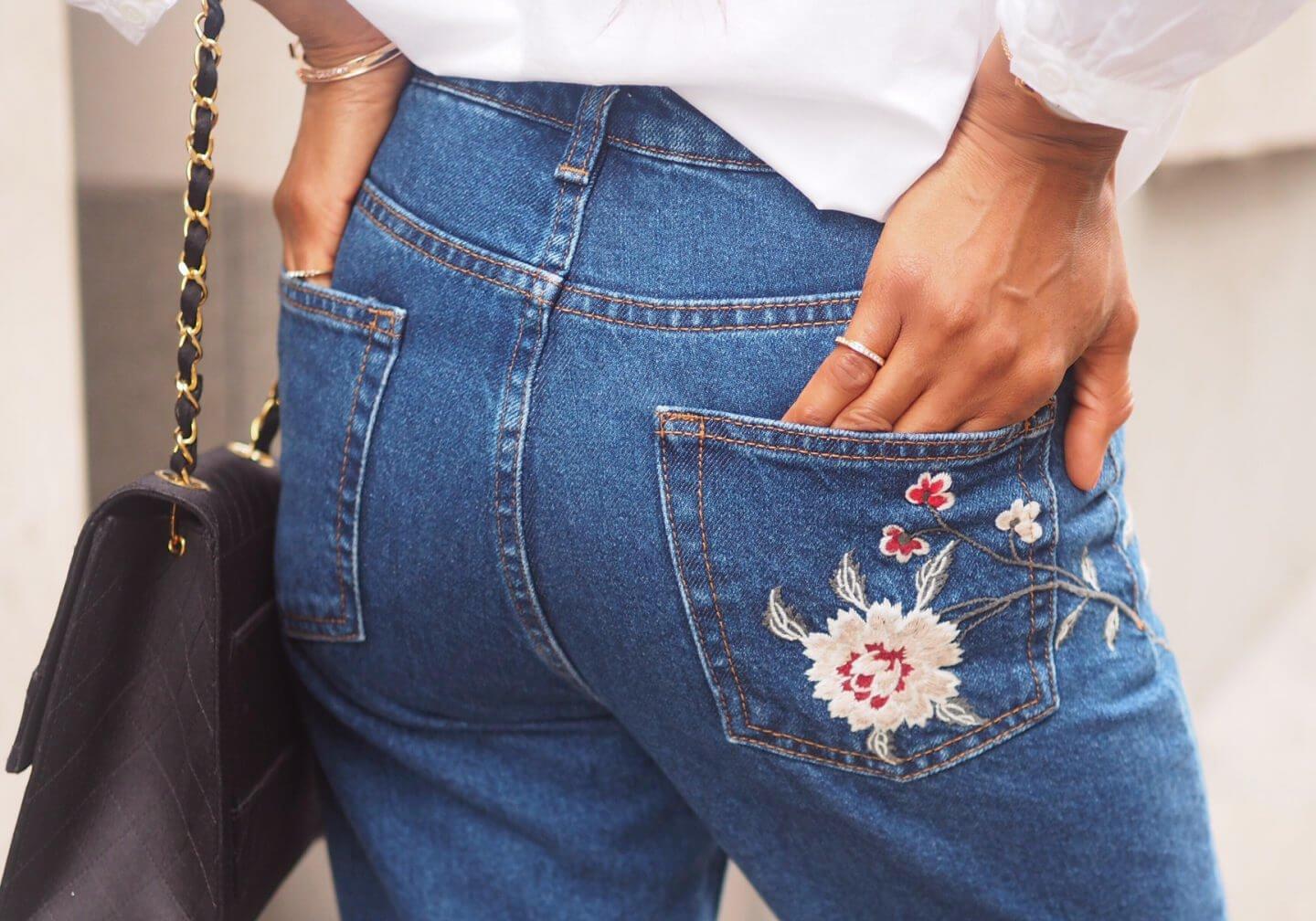 Задние карманы джинс. Джинсы с вышивкой женские. Джинсы с карманами. Вышивка на кармане джинс. Вышивка на карманах джинсов.